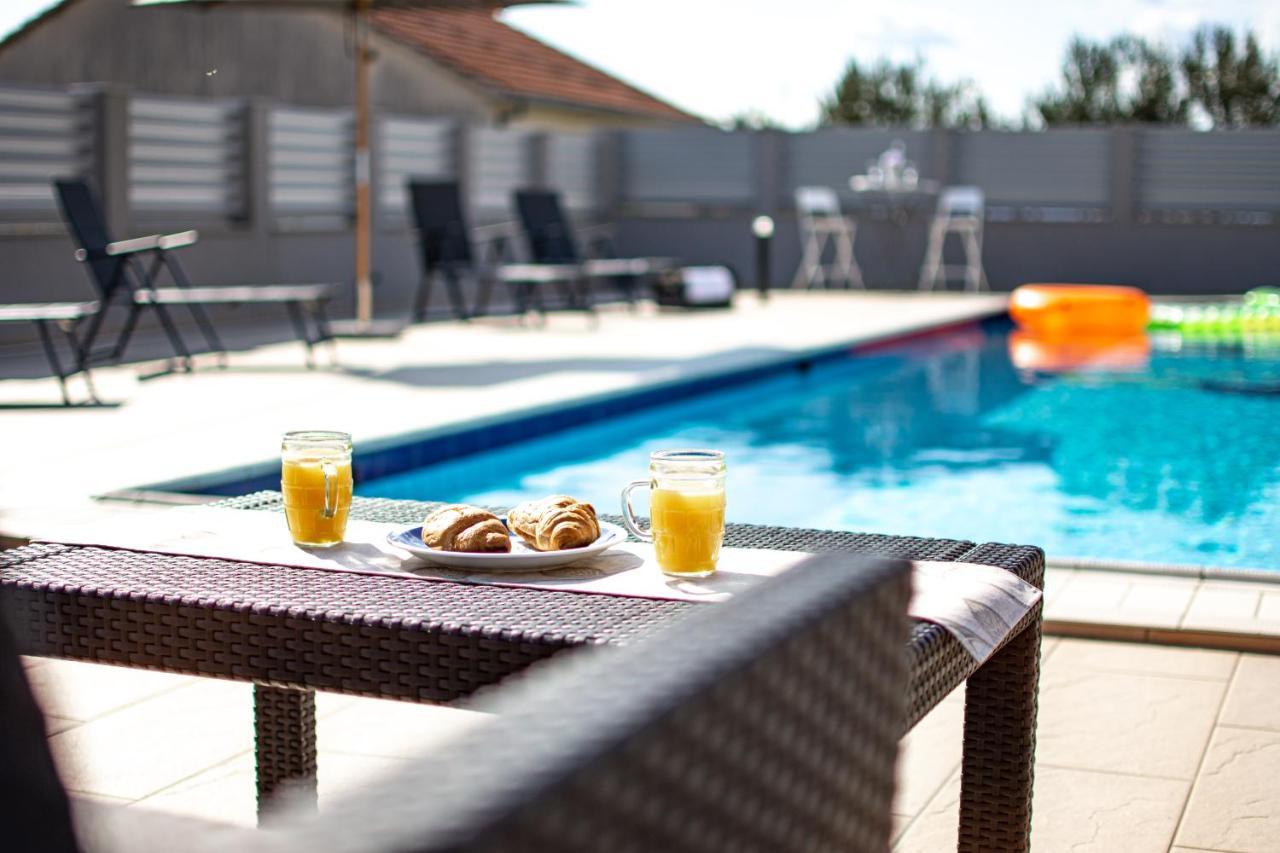 Spacious Villa For 10 With A Big Private Pool Trilj Екстер'єр фото
