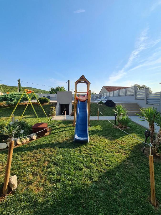 Spacious Villa For 10 With A Big Private Pool Trilj Екстер'єр фото