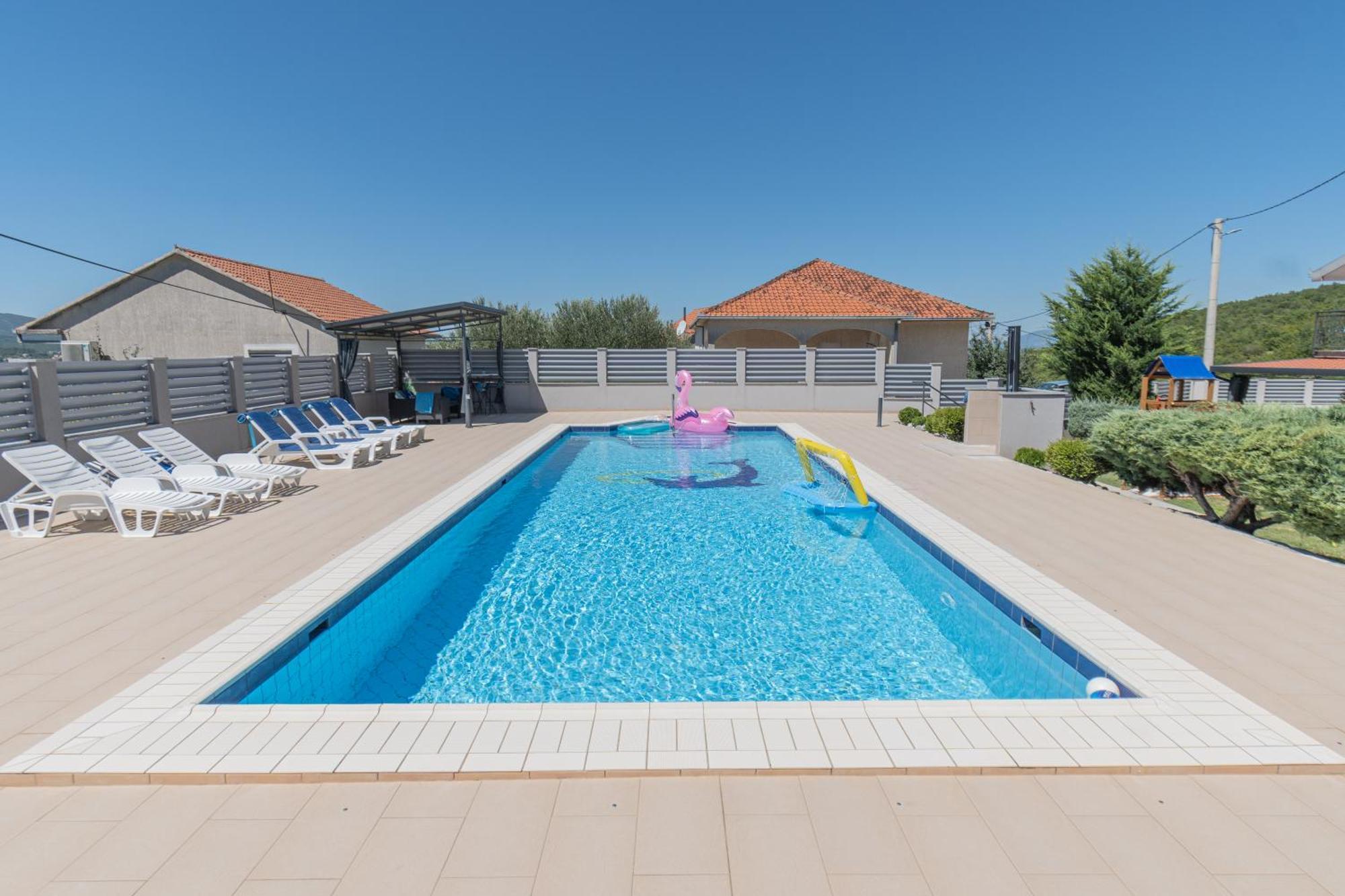 Spacious Villa For 10 With A Big Private Pool Trilj Екстер'єр фото